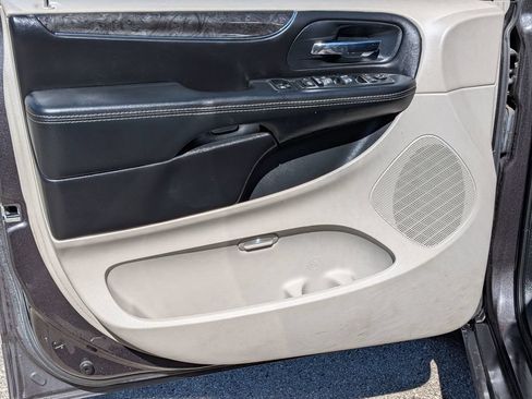 Used 2015 Chrysler Town & Country LX FWD image 12