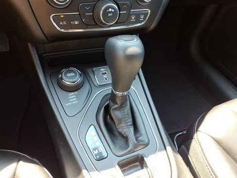 Used 2019 Jeep Cherokee Latitude Plus AWD/4WD image 13