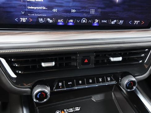 Certified 2025 Chevrolet Suburban Premier image 21