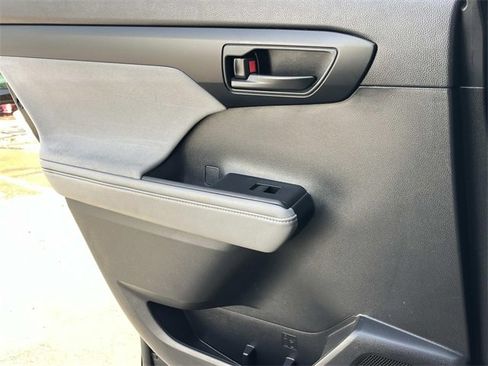 Used 2023 Toyota Highlander LE image 19