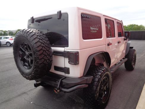 Used 2016 Jeep Wrangler Unlimited Sahara AWD/4WD image 5