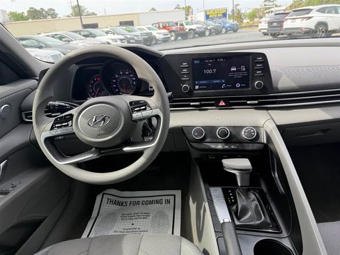 Used 2023 Hyundai Elantra SE w/ Preferred Accessory Package image 9