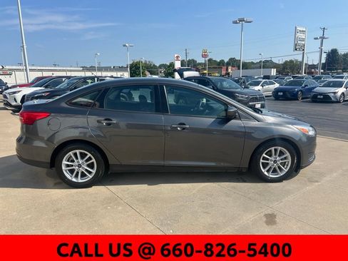 Used 2018 Ford Focus SE FWD image 4