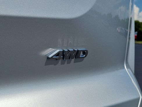 Used 2025 Nissan Pathfinder SV image 7