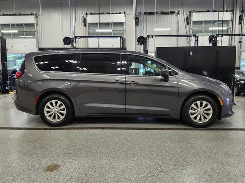 Used 2017 Chrysler Pacifica Touring w/ Tire & Wheel Group image 2
