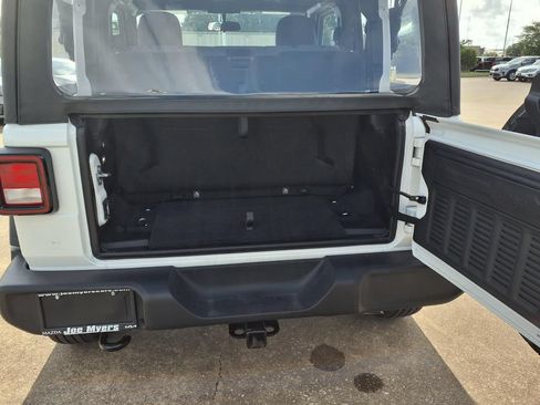 Used 2025 Jeep Wrangler Sport AWD/4WD image 12