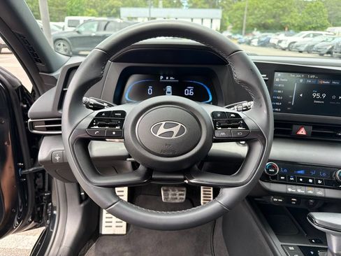 Used 2025 Hyundai Elantra Sport FWD image 15