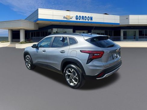 Used 2025 Chevrolet Trax LT FWD image 3