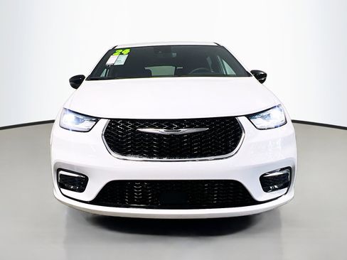 Used 2024 Chrysler Pacifica Touring FWD image 11