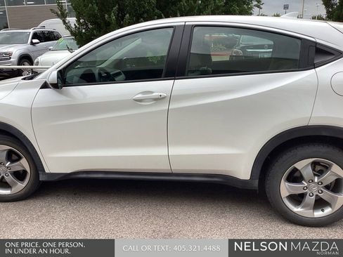 Used 2022 Honda HR-V LX image 9