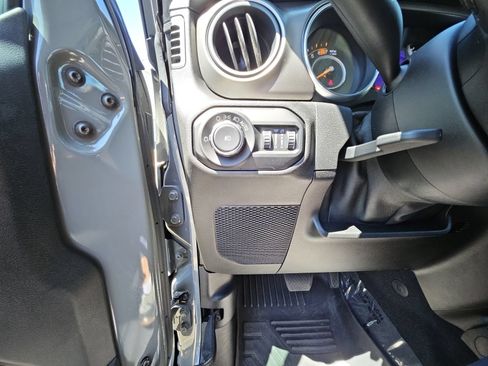 Used 2018 Jeep Wrangler Unlimited Sport S AWD/4WD image 23