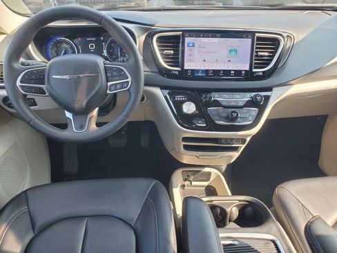 Used 2024 Chrysler Pacifica Touring-L FWD image 24