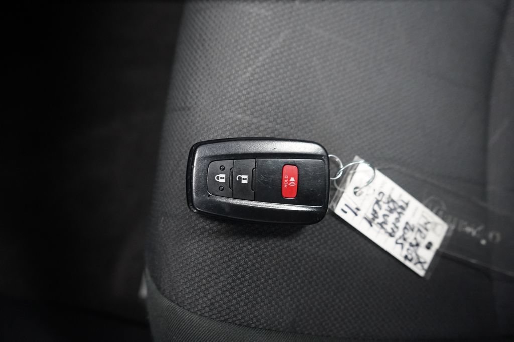 Used 2025 Toyota RAV4 XLE AWD/4WD image 38