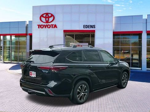 New 2026 Toyota Highlander XLE image 3