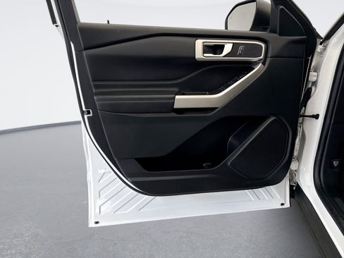 Used 2023 Ford Explorer XLT w/ Equipment Group 202A image 9