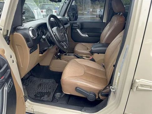 Used 2016 Jeep Wrangler Unlimited Rubicon w/ Connectivity Group AWD/4WD image 8