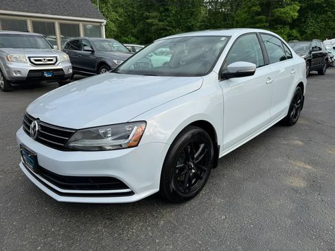 Used 2017 Volkswagen Jetta SE FWD image 3