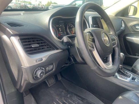 Used 2018 Jeep Cherokee Latitude Plus FWD image 17