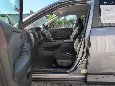 Used 2023 Nissan Rogue S AWD/4WD image 10