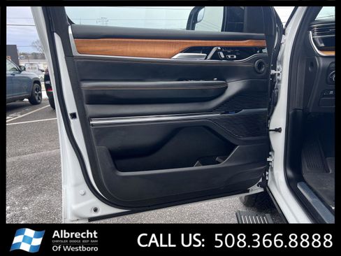 Used 2024 Jeep Grand Wagoneer L Series III AWD/4WD image 11