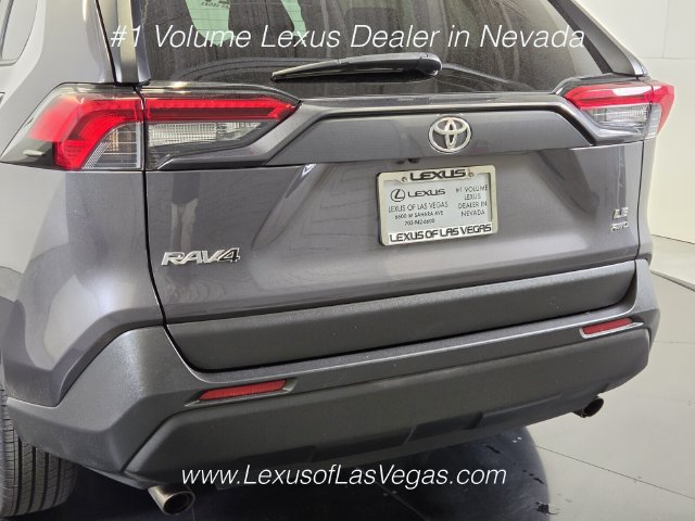 Used 2021 Toyota RAV4 LE AWD/4WD image 5