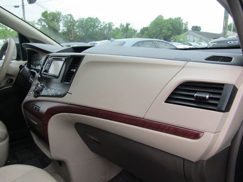 Used 2013 Toyota Sienna XLE FWD image 13