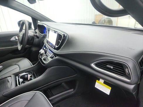 New 2026 Chrysler Pacifica Limited w/ S Appearance Package FWD image 31