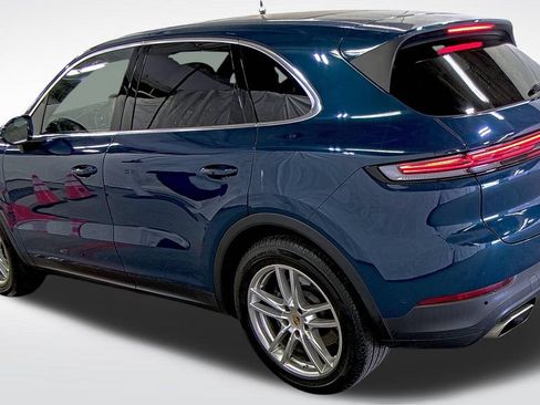 Used 2024 Porsche Cayenne w/ Premium Package AWD/4WD image 3