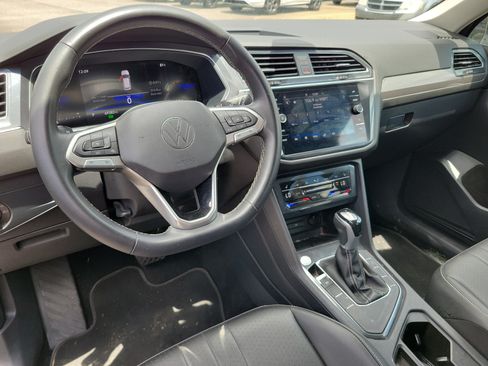 Used 2023 Volkswagen Tiguan SE FWD image 9