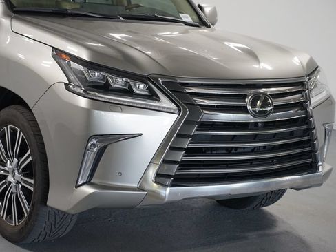 Used 2020 Lexus LX 570 4WD w/ Luxury Package image 4