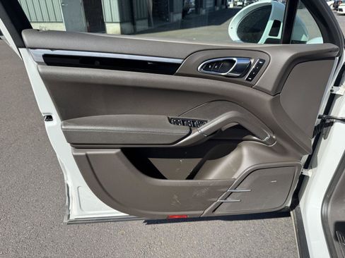 Used 2017 Porsche Cayenne AWD/4WD image 9