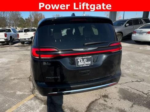 Used 2024 Chrysler Pacifica Touring-L image 7
