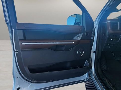 Used 2024 Ford Expedition Limited image 11