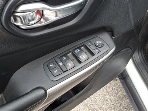 Used 2019 Jeep Cherokee Latitude Plus w/ Trailer Tow Group image 25