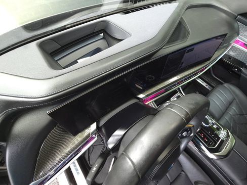 Used 2023 BMW i7 xDrive60 AWD/4WD image 11