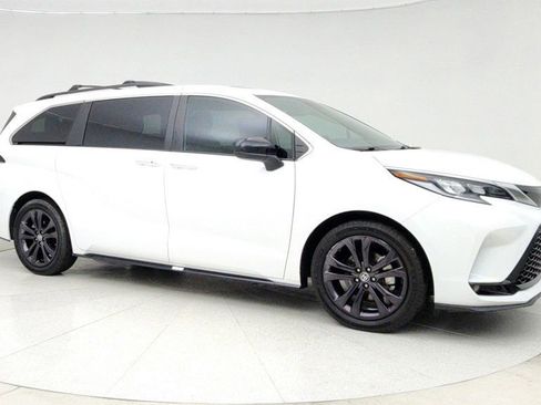 Used 2023 Toyota Sienna XSE image 3