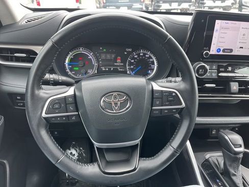 Used 2023 Toyota Highlander LE AWD/4WD image 32