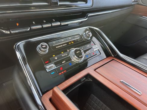 Used 2024 Lincoln Navigator Reserve image 24