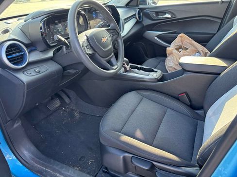 Used 2025 Chevrolet Trax LS w/ LS Convenience Package FWD image 9