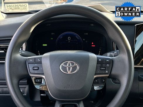 Used 2025 Toyota Camry SE image 12
