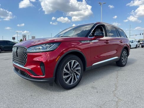 Used 2026 Lincoln Aviator AWD image 2
