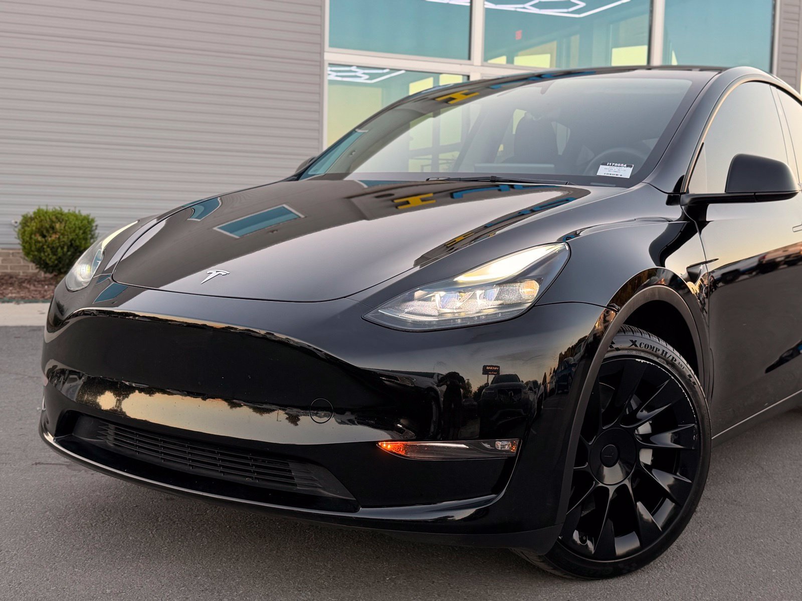 Used 2024 Tesla Model Y Long Range AWD/4WD image 2