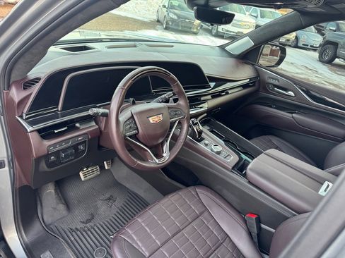 Used 2024 Cadillac Escalade V w/ LPO, ONYX Package image 18