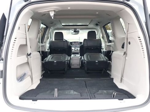 Used 2024 Chrysler Pacifica Limited image 29