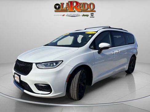 Used 2023 Chrysler Pacifica Touring-L w/ S Appearance Package image 3