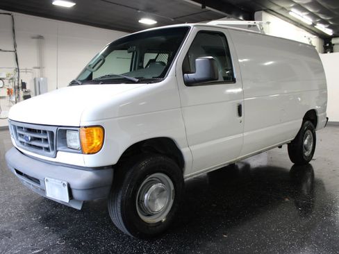 Used 2006 Ford E-350 and Econoline 350 Super Duty RWD image 6