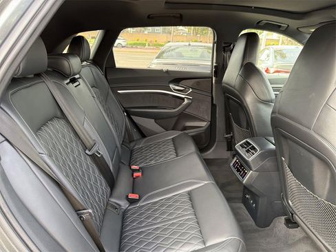 Used 2022 Audi e-tron S Prestige w/ Prestige Package image 31