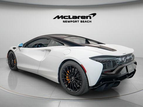 Used 2025 McLaren Artura RWD image 4