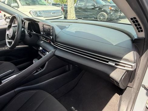 Used 2022 Hyundai Elantra SEL FWD image 17