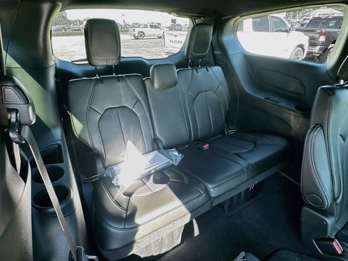 New 2027 Chrysler Pacifica Select FWD image 33